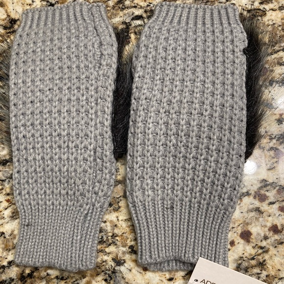 NWT Gray Faux fur fingerless gloves by Adrienne Landau beautiful touch - Picture 6 of 6